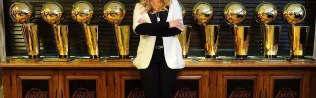 赏金女王-【声音】珍妮·巴斯：詹皇奠定球队基础 不惧篮网挑战