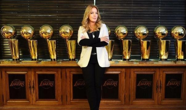 赏金女王-【声音】珍妮·巴斯：詹皇奠定球队基础 不惧篮网挑战